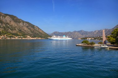 koyda büyük yolcu gemisi , dağlar ve Kotor Bay ile peyzaj 