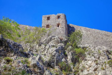 Kotor eski şehir , kayalıkta kale