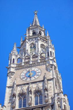 Münih'te Yeni Belediye Binası saati ile kule 