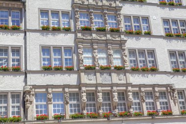 modern pencereler ve antik heykeller ile güzel bina