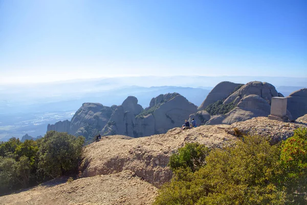 Gente Sienta Cima Montaña Disfruta Naturaleza — Foto de Stock