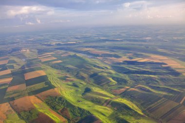yeşil tepelerin güzel havadan görünümü
