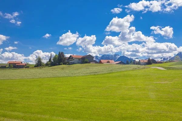 Aldeia Colina Verde Perto Montanhas Alpes — Fotografia de Stock