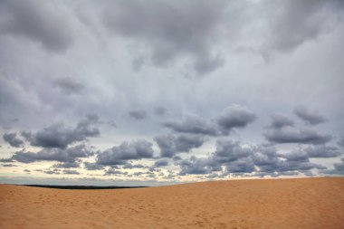 kumlu duna üzerinde düşük bulutlar 
