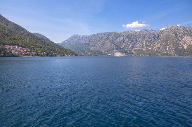 Karadağ'da dağlar ve mavi su 