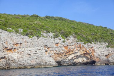 Yaz aylarında kayalar ile deniz kıyısı
