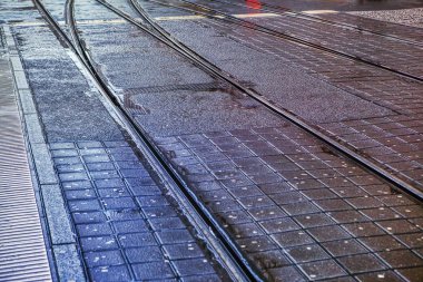 asfalt üzerinde tramvay rayları 