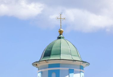 Kilise kubbesi üzerinde Hıristiyan haç
