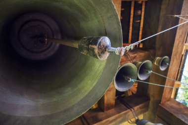 Antik kilise çanları ile Çan Kulesi