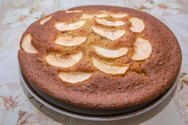 Savoureux Gâteau Fait Maison Sur Table — Photo