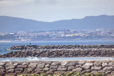 okyanus kıyısında breakwaters ile manzara