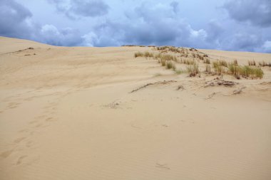 kumlu kumul üzerinde bulutlar 