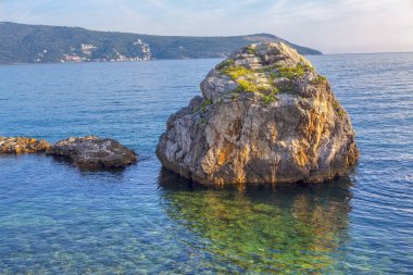 koyda büyük kayalar ile tropikal sahne