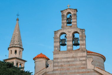Budva Ortodoks kilisesi , kule ve çan kulesi