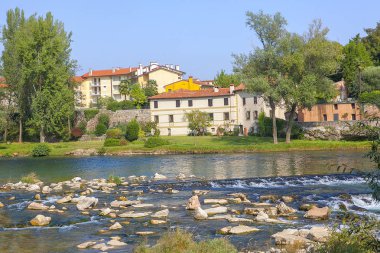 Brenta riverside içinde Bassano del Grappa , İtalya