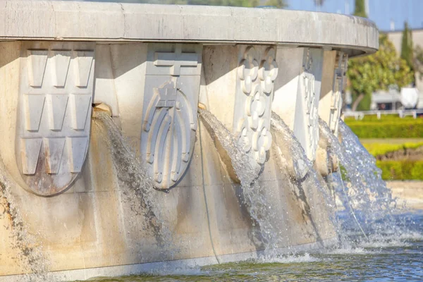 大理石喷泉的细节与飞溅的水 — 图库照片
