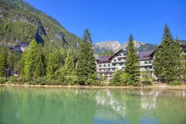 İtalya'da Braies gölü yakınlarındaki tatil köyü 