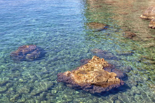 Kayalar Ile Tropikal Şeffaf Deniz Suyu — Stok fotoğraf