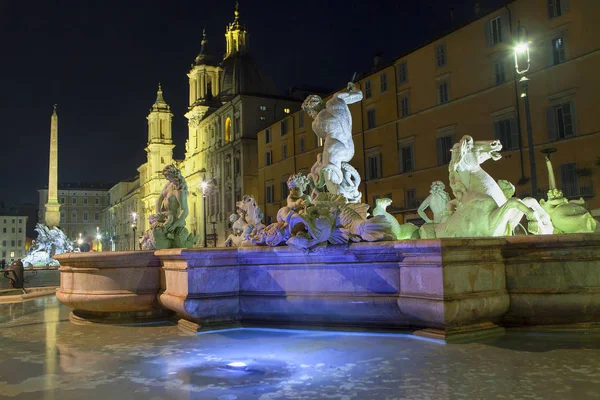 ローマのナヴォーナ広場の海王星の噴水と夜景 — ストック写真