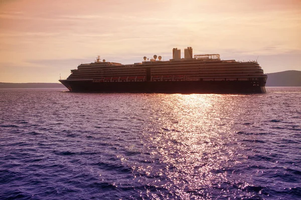 Açık Denizde Güneş Işığında Yolcu Gemisi — Stok fotoğraf