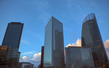 akşam gökyüzüne karşı modern gökdelenler 