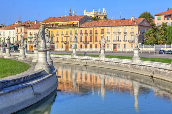 Prato della Valle , Padua ünlü meydanı 