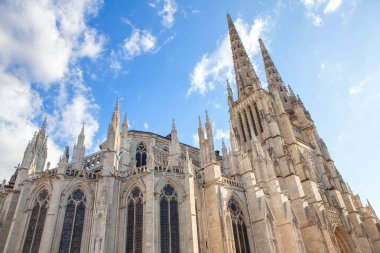 Cathedrale Saint-Andre de Bordeaux mavi gökyüzüne karşı 