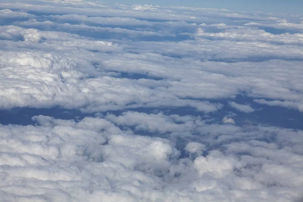 beyaz bulutlar üzerinde uçan