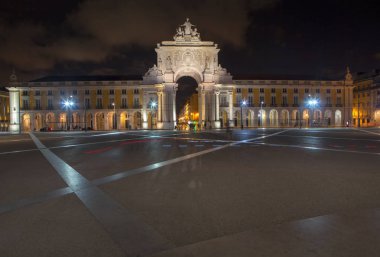 Lizbon Praca do Comercio ile gece sahnesi 