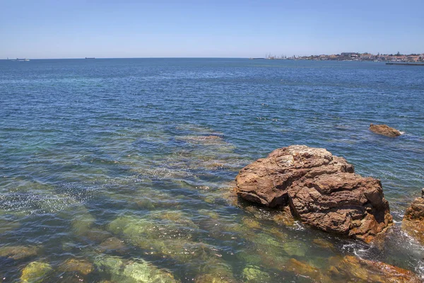 doğal kayaçlar ile okyanus şeffaf su 