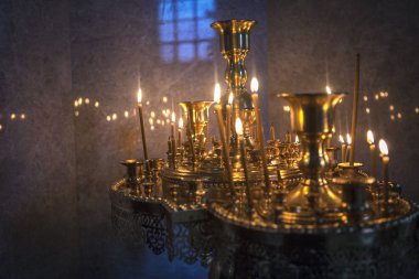 hıristiyan kilisesi içinde altın candelabrum 