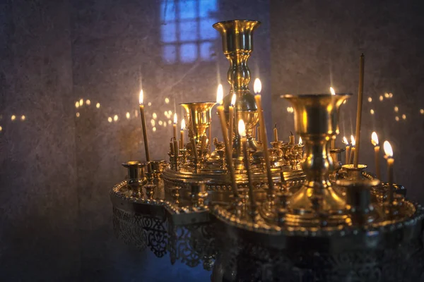 Hıristiyan Kilisesi Içinde Altın Candelabrum — Stok fotoğraf