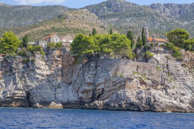 uçurumun üzerinde littoral üzerinde bulunan evler