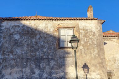 eski şehirde sokak lambası , duvarda gölge