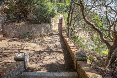 parkta merdiven ve yürüyüş yolu