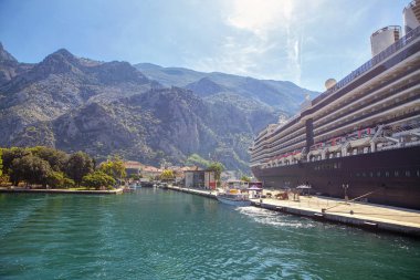  Cruise liner dağların yakınındaki dolgu demirlemiş 