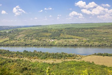 Moldova'da Dnister nehri ile sahne