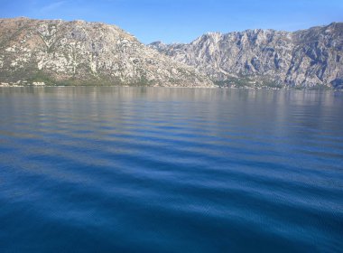 deniz suyu yüzeyi ve dağ