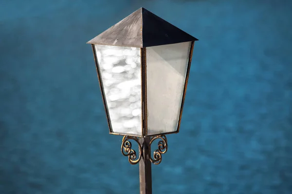 White Street Lampa Blå Vatten Bakgrund — Stockfoto