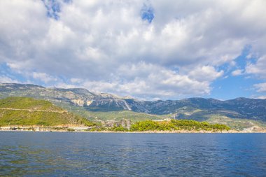 Budva riviera'nın Adriyatik Denizi kıyısı