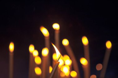 Siyah arkaplanda mum ışığı 