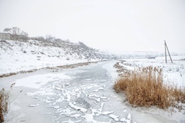 Donmuş gölet ile kış manzarası 