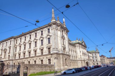 Münih Bölge Mahkemesi bina ve sokak