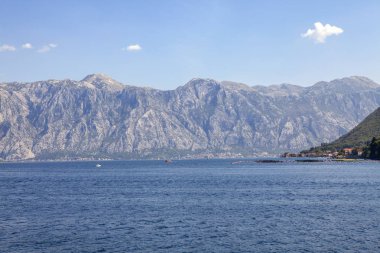 Doğal mavi deniz ve dağlar