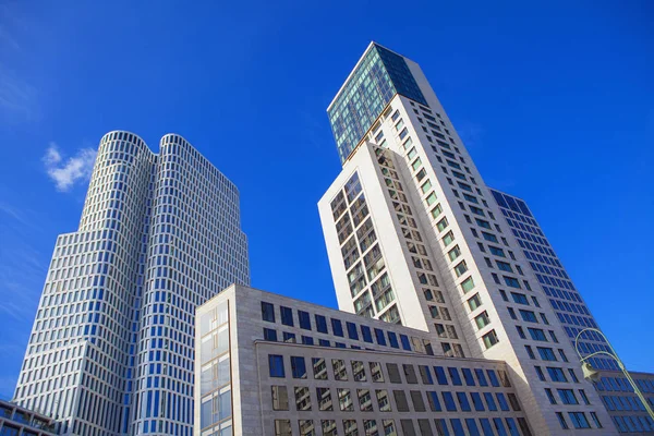 Berlin 'de konut dairesi ve ofis binası mimarisi olarak modern gökdelenler