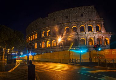 Gece Via Dei Fori Imperiali ve Colosseum