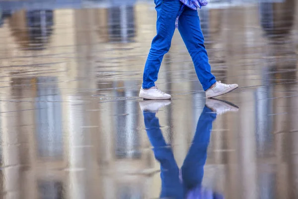 Wandelen Blauwe Jeans Nat Asfalt — Stockfoto