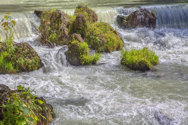 流水流过岩石 — 图库照片