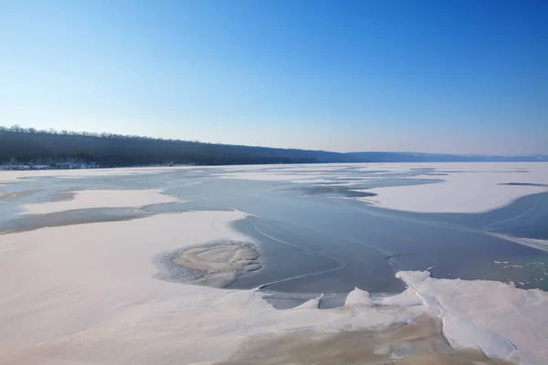 Dondurulmuş Göl Ile Kış Güzel Manzara — Stok fotoğraf