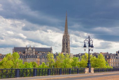 Bordeaux Pont de Pierre gelen St Michael Bazilikası görünümü